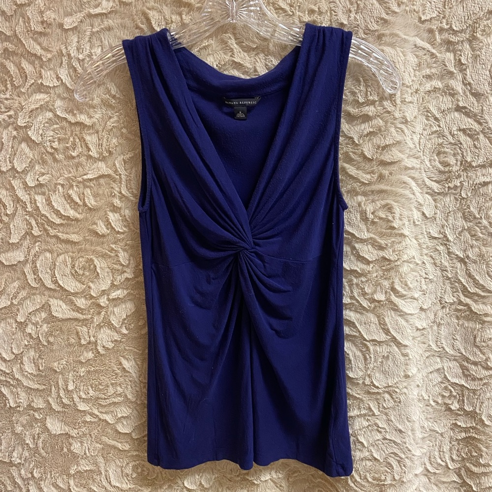 Banana Republic women’s sleeveless deep vneck. Size small.